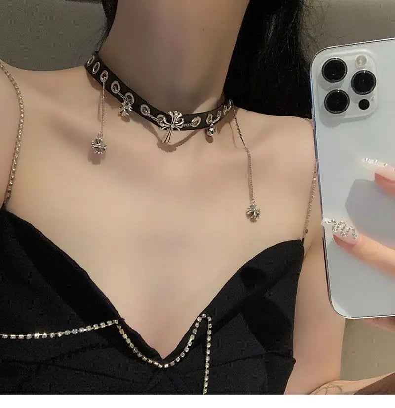 The retro punk style cross shape and personalized necklace provide a strong and fashionable atmosphere for cool and spicy girls