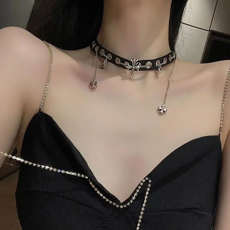 The retro punk style cross shape and personalized necklace provide a strong and fashionable atmosphere for cool and spicy girls