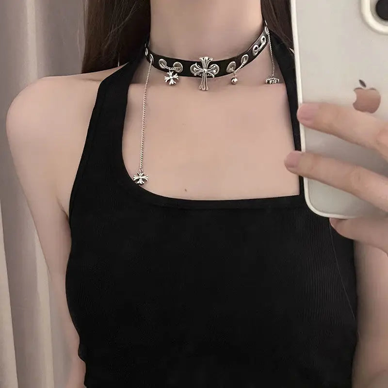 The retro punk style cross shape and personalized necklace provide a strong and fashionable atmosphere for cool and spicy girls