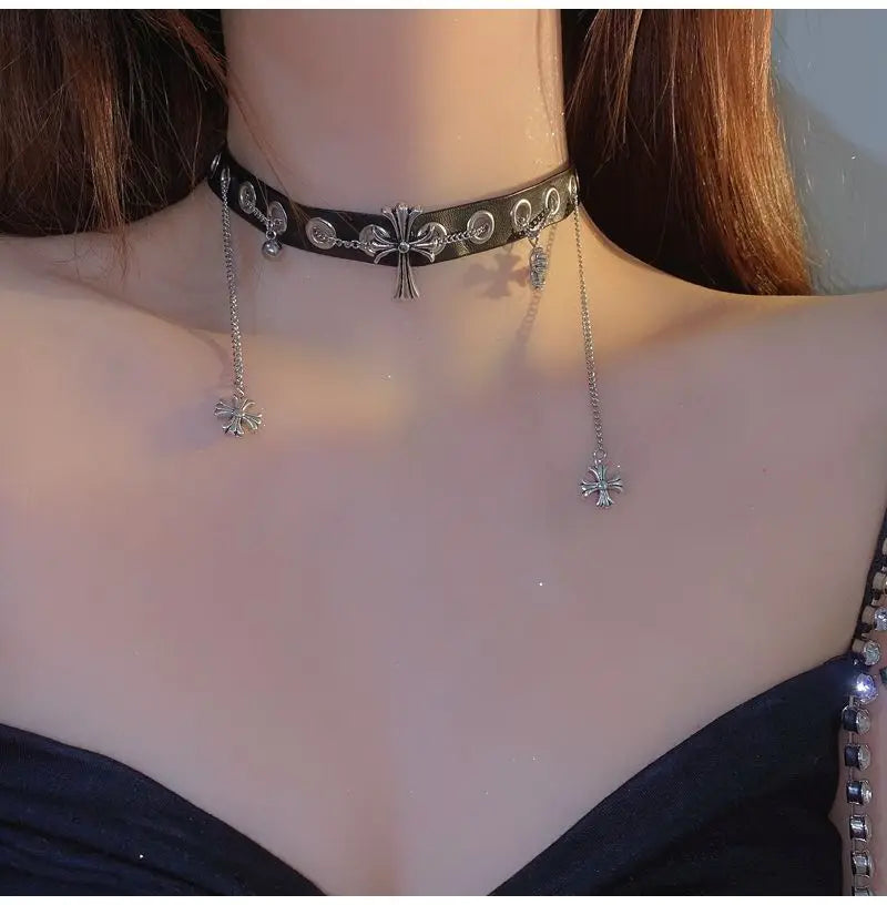 The retro punk style cross shape and personalized necklace provide a strong and fashionable atmosphere for cool and spicy girls