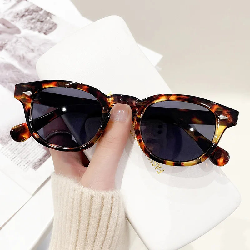 Vintage Tortoise Shell Round Sunglasses Women Men 2024 Brand Design Retro Rivet Yellow Blue Lens Square Sun Glasses Female UV400