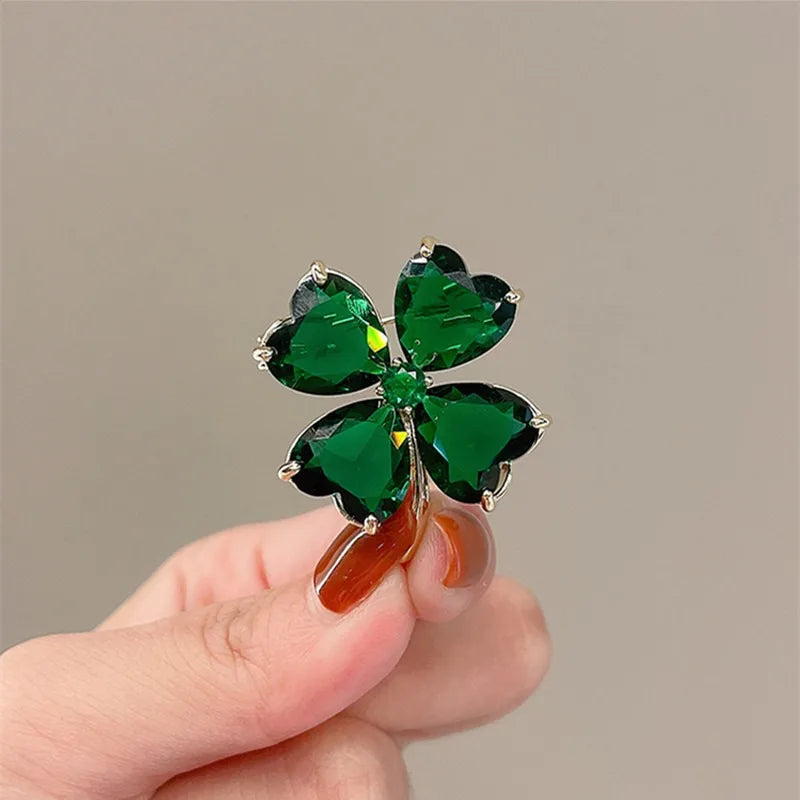 Lucky Four-leaf Clover Brooch French Retro Emerald Corsage Fixed Clothes Anti-emptied Pin Buckle for Women Wedding Dress Jewelry