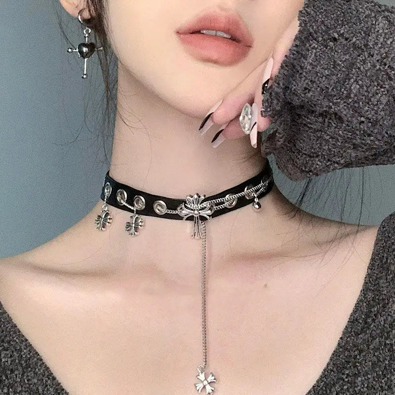 The retro punk style cross shape and personalized necklace provide a strong and fashionable atmosphere for cool and spicy girls