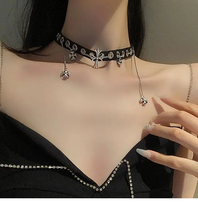 The retro punk style cross shape and personalized necklace provide a strong and fashionable atmosphere for cool and spicy girls