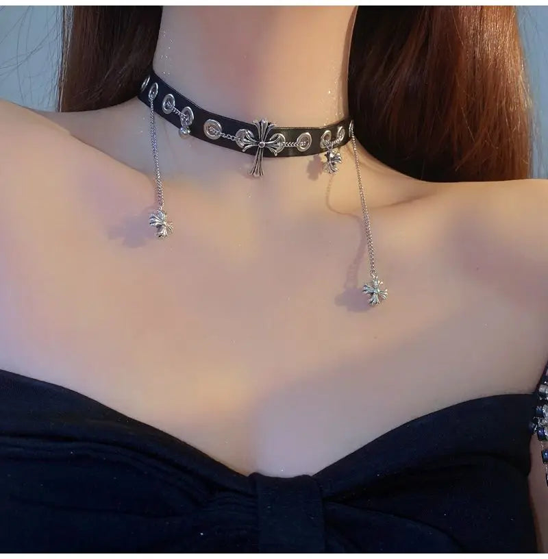 The retro punk style cross shape and personalized necklace provide a strong and fashionable atmosphere for cool and spicy girls