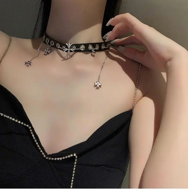 The retro punk style cross shape and personalized necklace provide a strong and fashionable atmosphere for cool and spicy girls