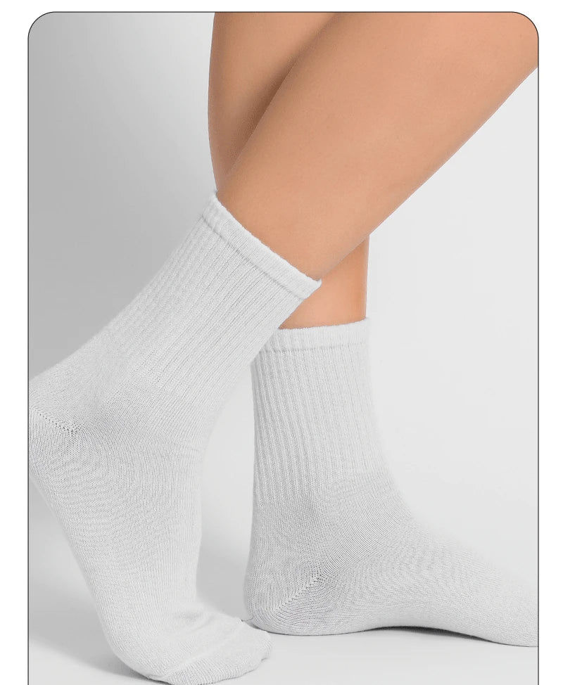 6 Pairs Middle Tube Socks For Men And Women Solid Colour In White and Black Fashion Sweat Absorption Breathable and Casual