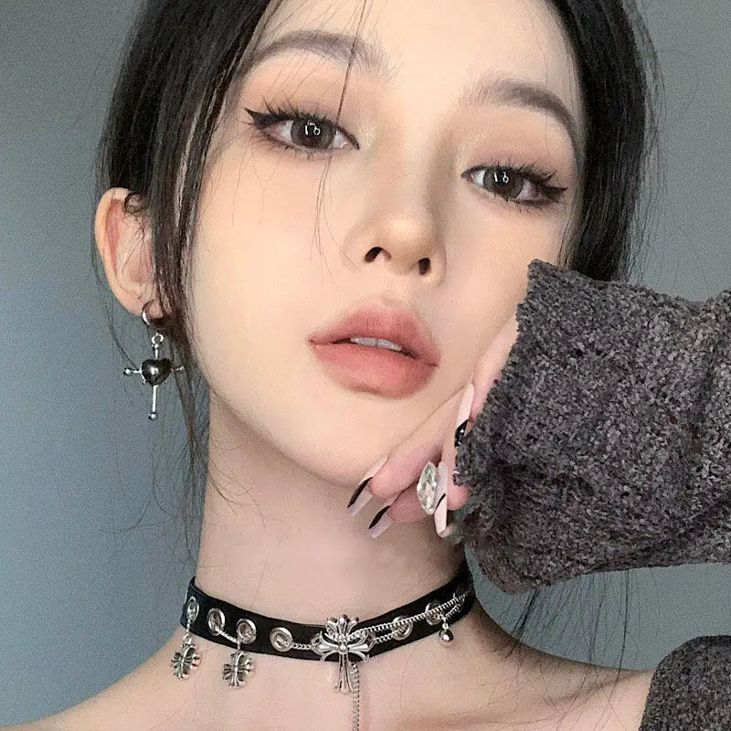 The retro punk style cross shape and personalized necklace provide a strong and fashionable atmosphere for cool and spicy girls