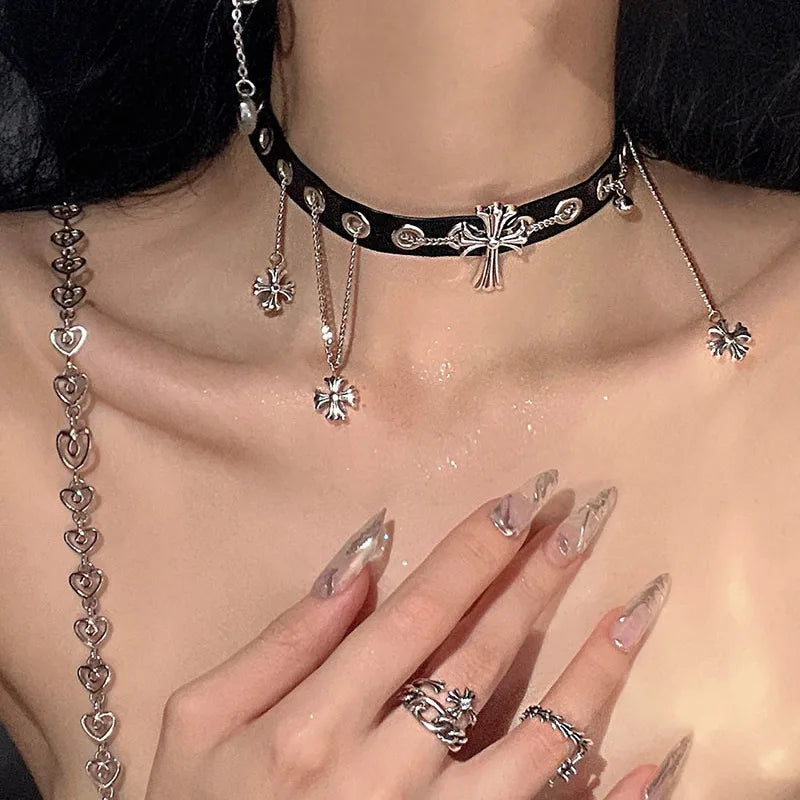 The retro punk style cross shape and personalized necklace provide a strong and fashionable atmosphere for cool and spicy girls