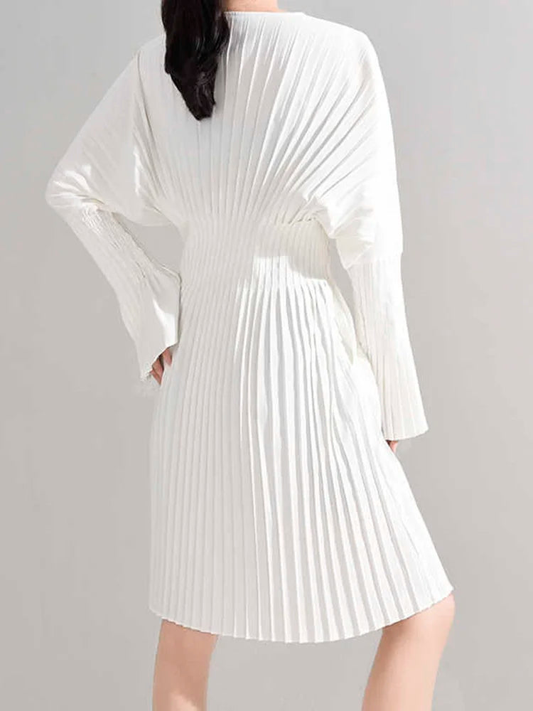 [EAM] Women White Pleated Split Big Size Long Blouse New V-collar Long Sleeve Loose Fit Shirt Fashion Spring Summer 2024 1W326